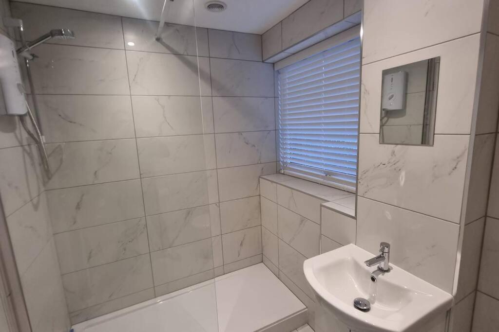 Spacious Self Contained Flat In Superb Location ليمنجتون المظهر الخارجي الصورة